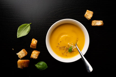 o persoană care gătește supă de linte