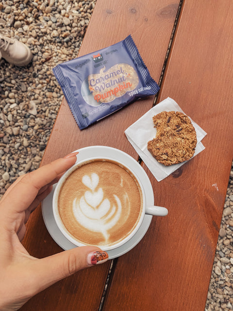 Biscuit BIO de toamnă cu dovleac și nuci caramelizate – Kookie Cat